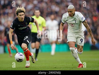 LONDRES, ANGLETERRE - MARS 30 : Daiki Hashioka de Luton Town et Richarlison de Tottenham Hotspur luttant pour le ballon lors du match de premier League entre Tottenham Hotspur et Luton Town au Tottenham Hotspur Stadium le 30 mars 2024 à Londres, Angleterre.(photo de Dylan Hepworth/MB Media) Banque D'Images