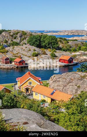 Maison d'été dans un archipel rocheux sur la côte ouest suédoise, Hamburgsund, Bohuslaen, Suède Banque D'Images