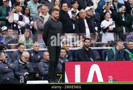 LONDRES, ANGLETERRE - MARS 30 : Rob Edwards, manager de Luton Town lors du match de premier League entre Tottenham Hotspur et Luton Town au Tottenham Hotspur Stadium le 30 mars 2024 à Londres, Angleterre.(photo de Dylan Hepworth/MB Media) Banque D'Images