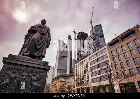 Statue de Johann Wolfgang von Goethe, monument de Goethe, Goetheplatz, derrière lui quartier financier avec Commerzbank, chantier, construction Banque D'Images