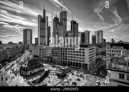 Hauptwache, Skyline Financial District, Commerzbank Tower, QUATRE projets de construction, Westend, noir et blanc, Francfort-sur-le-main, Hesse, Allemagne Banque D'Images