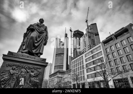 Statue Johann Wolfgang von Goethe, monument Goethe, Goetheplatz, derrière lui quartier financier avec Commerzbank, chantier, construction Banque D'Images