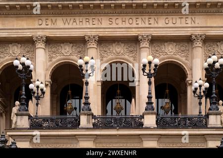 Gros plan, inscription DEM WAHREN SCHOENEN GUTEN, Historic Old Opera House, Opernplatz, Francfort-sur-le-main, Hesse, Allemagne Banque D'Images