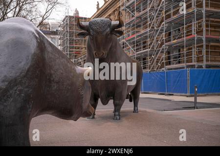 Taureau et ours, sculptures de Reinhard Dachlauer, Boersennplatz, bourse, chantier, échafaudage, échafaudage, Francfort-sur-le-main Banque D'Images