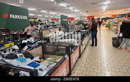 Grand supermarché Lidl allée centrale avec des articles ménagers sur l'affichage d'autres zones à distance Banque D'Images