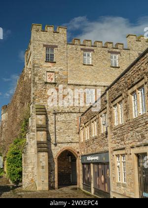 Castle Bow est un bâtiment classé Grade I et formait à l'origine la porte est du château de Taunton. En 1685, le duc de Monmouth utilisa le c Banque D'Images