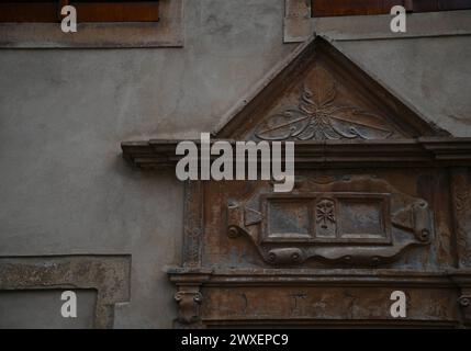 Bas-reliefs sculptés en pierre sur la façade d'un ancien bâtiment historique à Châtenois, Alsace France. Banque D'Images