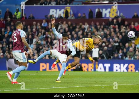 Mario Lemina des Wolverhampton Wanderers (à droite) tente une tête de but tout en se bousculant avec Ezri Konsa d'Aston Villa lors du match de premier League à Villa Park, Birmingham. Date de la photo : samedi 30 mars 2024. Banque D'Images