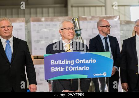 Vic Fedeli, ministre du développement économique, de la création d'emplois et du commerce de l'Ontario, s'adressant aux médias lors d'une conférence de presse Banque D'Images