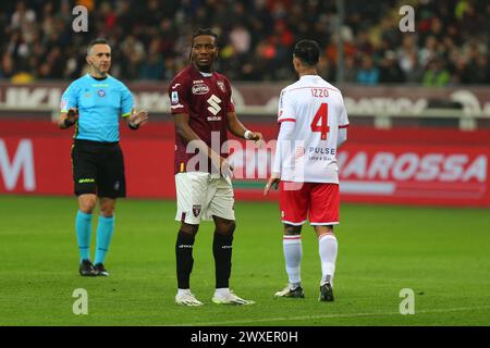 David Okereke du Torino FC et Armando Izzo de l'AC Monza lors du match de Serie A entre le Torino FC et l'AC Monza le 30 mars 2024 à Olympic Grande To Banque D'Images