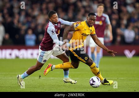 Leon Bailey d'Aston Villa (à gauche) et Toti Gomes de Wolverhampton Wanderers s'affrontent pour le ballon lors du premier League match à Villa Park, Birmingham. Date de la photo : samedi 30 mars 2024. Banque D'Images