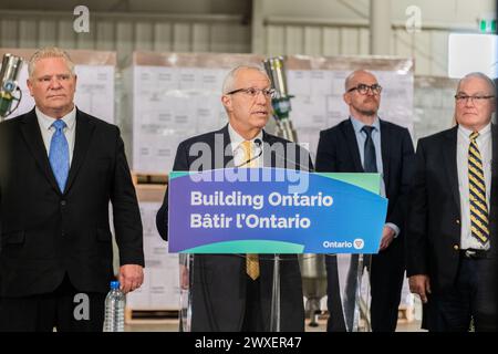 Vic Fedeli, ministre du développement économique, de la création d'emplois et du commerce de l'Ontario, s'adressant aux médias lors d'une conférence de presse Banque D'Images