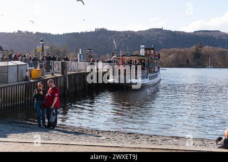 Cumbria, Royaume-Uni. 30 mars 2024. UK Weather.Easter Weekend Weather of Blue Skys & Sun font ressortir les touristes pour les glaces et les promenades en bateau à Bowness Bay sur le lac Windermere le Lake District. Crédit : Gordon Shoosmith/Alamy Live News Banque D'Images