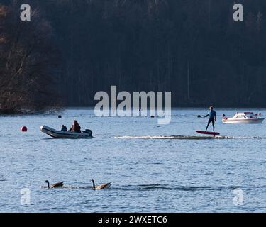 Cumbria, Royaume-Uni. 30 mars 2024. UK Weather.Easter Weekend Weather of Blue Skys & Sun font ressortir les touristes pour les glaces et les promenades en bateau à Bowness Bay sur le lac Windermere le Lake District. Crédit : Gordon Shoosmith/Alamy Live News Banque D'Images