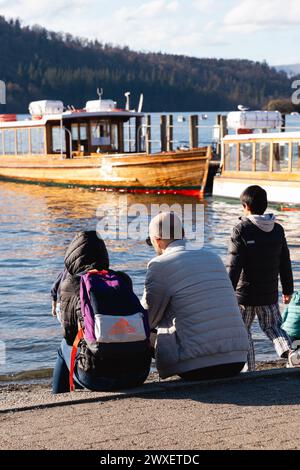 Cumbria, Royaume-Uni. 30 mars 2024. UK Weather.Easter Weekend Weather of Blue Skys & Sun font ressortir les touristes pour les glaces et les promenades en bateau à Bowness Bay sur le lac Windermere le Lake District. Crédit : Gordon Shoosmith/Alamy Live News Banque D'Images