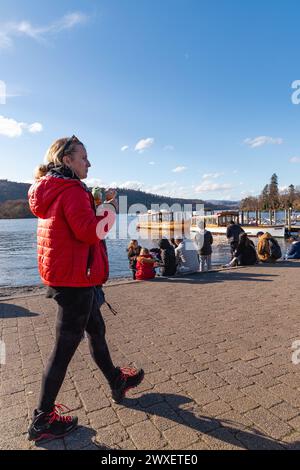 Cumbria, Royaume-Uni. 30 mars 2024. UK Weather.Easter Weekend Weather of Blue Skys & Sun font ressortir les touristes pour les glaces et les promenades en bateau à Bowness Bay sur le lac Windermere le Lake District. Crédit : Gordon Shoosmith/Alamy Live News Banque D'Images