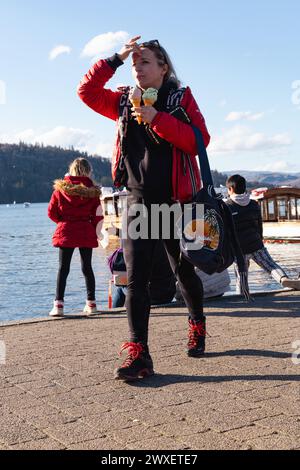 Cumbria, Royaume-Uni. 30 mars 2024. UK Weather.Easter Weekend Weather of Blue Skys & Sun font ressortir les touristes pour les glaces et les promenades en bateau à Bowness Bay sur le lac Windermere le Lake District. Crédit : Gordon Shoosmith/Alamy Live News Banque D'Images