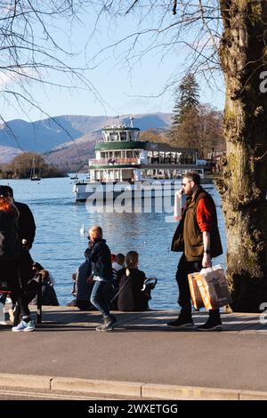 Cumbria, Royaume-Uni. 30 mars 2024. UK Weather.Easter Weekend Weather of Blue Skys & Sun font ressortir les touristes pour les glaces et les promenades en bateau à Bowness Bay sur le lac Windermere le Lake District. Crédit : Gordon Shoosmith/Alamy Live News Banque D'Images