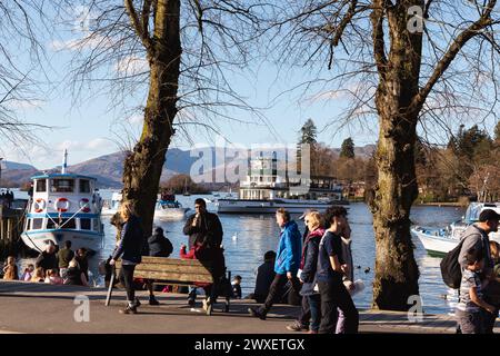 Cumbria, Royaume-Uni. 30 mars 2024. UK Weather.Easter Weekend Weather of Blue Skys & Sun font ressortir les touristes pour les glaces et les promenades en bateau à Bowness Bay sur le lac Windermere le Lake District. Crédit : Gordon Shoosmith/Alamy Live News Banque D'Images