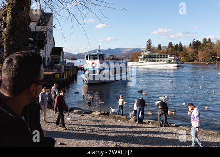 Cumbria, Royaume-Uni. 30 mars 2024. UK Weather.Easter Weekend Weather of Blue Skys & Sun font ressortir les touristes pour les glaces et les promenades en bateau à Bowness Bay sur le lac Windermere le Lake District. Crédit : Gordon Shoosmith/Alamy Live News Banque D'Images