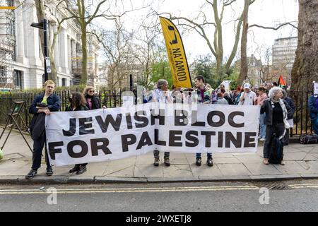 Londres, Royaume-Uni. 30 mars 2024. Des manifestants organisent une marche de bannière pendant la manifestation appelant à un cessez-le-feu à Gaza crédit : SOPA images Limited/Alamy Live News Banque D'Images