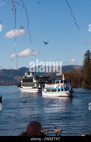 Cumbria, Royaume-Uni. 30 mars 2024. UK Weather.Easter Weekend Weather of Blue Skys & Sun font ressortir les touristes pour les glaces et les promenades en bateau à Bowness Bay sur le lac Windermere le Lake District. Crédit : Gordon Shoosmith/Alamy Live News Banque D'Images