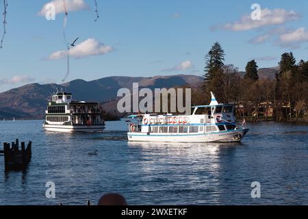 Cumbria, Royaume-Uni. 30 mars 2024. UK Weather.Easter Weekend Weather of Blue Skys & Sun font ressortir les touristes pour les glaces et les promenades en bateau à Bowness Bay sur le lac Windermere le Lake District. Crédit : Gordon Shoosmith/Alamy Live News Banque D'Images