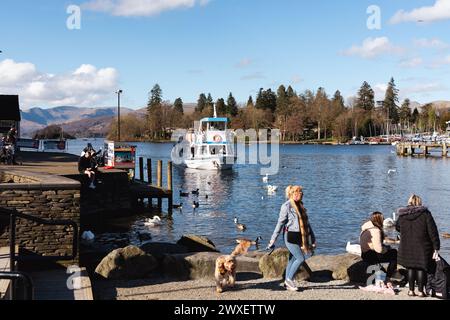 Cumbria, Royaume-Uni. 30 mars 2024. UK Weather.Easter Weekend Weather of Blue Skys & Sun font ressortir les touristes pour les glaces et les promenades en bateau à Bowness Bay sur le lac Windermere le Lake District. Crédit : Gordon Shoosmith/Alamy Live News Banque D'Images