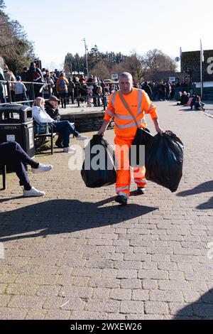 Cumbria, Royaume-Uni. 30 mars 2024. UK Weather.Easter Weekend Weather of Blue Skys & Sun font ressortir les touristes pour les glaces et les promenades en bateau à Bowness Bay sur le lac Windermere le Lake District. Crédit : Gordon Shoosmith/Alamy Live News Banque D'Images