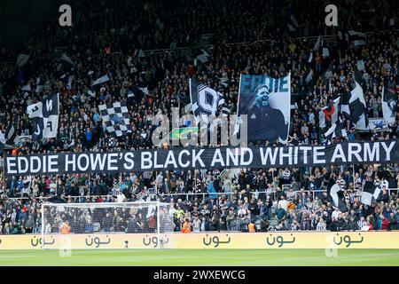 Les fans de Newcastle United arborent des bannières et des drapeaux sur le stand lors du match de premier League à l’occasion James' Park, Newcastle upon Tyne. Date de la photo : samedi 30 mars 2024. Banque D'Images