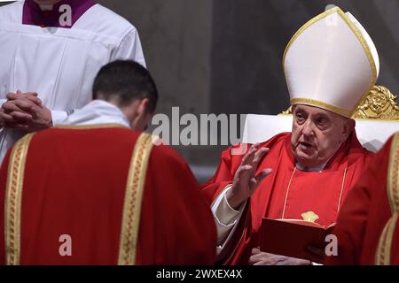 État de la Cité du Vatican, Vatikanstadt. 29 mars 2024. Pape François la cérémonie de la passion du vendredi Saint de la messe du Seigneur dans la Basilique Saint-Pierre au Vatican.29 mars 2024 crédit : dpa/Alamy Live News Banque D'Images