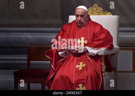 État de la Cité du Vatican, Vatikanstadt. 29 mars 2024. Pape François la cérémonie de la passion du vendredi Saint de la messe du Seigneur dans la Basilique Saint-Pierre au Vatican.29 mars 2024 crédit : dpa/Alamy Live News Banque D'Images