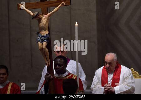 État de la Cité du Vatican, Vatikanstadt. 29 mars 2024. Pape François la cérémonie de la passion du vendredi Saint de la messe du Seigneur dans la Basilique Saint-Pierre au Vatican.29 mars 2024 crédit : dpa/Alamy Live News Banque D'Images