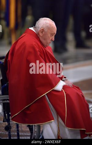 État de la Cité du Vatican, Vatikanstadt. 29 mars 2024. Pape François la cérémonie de la passion du vendredi Saint de la messe du Seigneur dans la Basilique Saint-Pierre au Vatican.29 mars 2024 crédit : dpa/Alamy Live News Banque D'Images