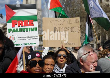 Londres, Royaume-Uni. 30 mars 2024. Les manifestants pro-palestiniens tiennent des pancartes lors du 11e rassemblement à Trafalgar Square dans le centre de Londres, exigeant un cessez-le-feu immédiat, suite au bombardement israélien sur la bande de Gaza. (Photo Steve Taylor/SOPA images/SIPA USA) crédit : SIPA USA/Alamy Live News Banque D'Images