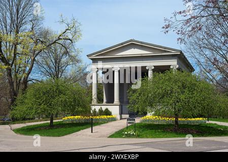 Cleveland, OH, États-Unis - 14 avril 2023 : la chapelle Wade, une structure néoclassique, est un site fréquemment visité dans le cimetière Lake View de Cleveland ; vu ici Banque D'Images