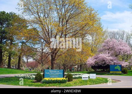 Cleveland, OH, États-Unis - 14 avril 2023 : L'entrée du cimetière Lake View de Cleveland sur Euclid Avenue offre une introduction pittoresque au i du site Banque D'Images