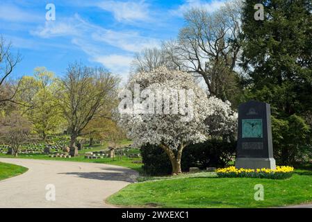 Cleveland, OH, États-Unis - 14 avril 2023 : un marqueur commémoratif pour les victimes d'un stand de feu d'école près de l'entrée du cimetière de Cleveland Lake View, Wit Banque D'Images