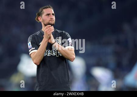 Rome, Italie. 30 mars 2024. Adrien Rabiot de la Juventus salue ses fans à la fin du championnat italien Serie A match de football entre SS Lazio et Juventus FC le 30 mars 2024 au Stadio Olimpico à Rome, Italie - photo Federico Proietti/DPPI crédit : DPPI Media/Alamy Live News Banque D'Images