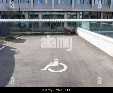 Parking pour personnes handicapées à proximité du bâtiment. Place de parking gratuite. Banque D'Images