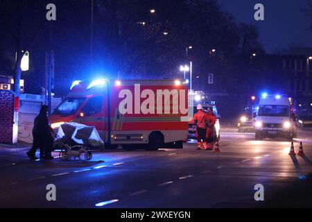 Krefeld, Allemagne. 30 mars 2024. Environ 150 pompiers travaillent à éteindre un incendie dans un immeuble de grande hauteur. Un incendie s'est déclaré au septième étage d'un immeuble de grande hauteur à Krefeld en début de soirée samedi. Crédit : David Young/dpa/Alamy Live News Banque D'Images