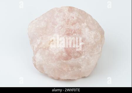 Pierre de roche minérale gemme de couleur rose isolée sur fond blanc de studio Banque D'Images
