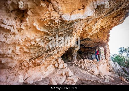 Touriste à sa Cova des Voltor, (la grotte des vautours), carrière historique de grès, Petra, Majorque, îles Baléares, Espagne Banque D'Images