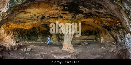 Touriste à sa Cova des Voltor, (la grotte des vautours), carrière historique de grès, Petra, Majorque, îles Baléares, Espagne Banque D'Images