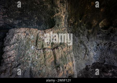 Sa Cova des Voltor, (la grotte des vautours), croix sculptées dans le grès, carrière de grès historique, Petra, Majorque, Îles Baléares, Espagne Banque D'Images