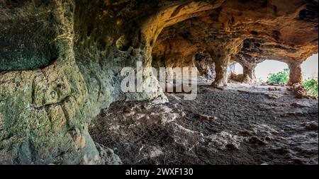 Sa Cova des Voltor, (la grotte des vautours), croix sculptées dans le grès, carrière de grès historique, Petra, Majorque, Îles Baléares, Espagne Banque D'Images