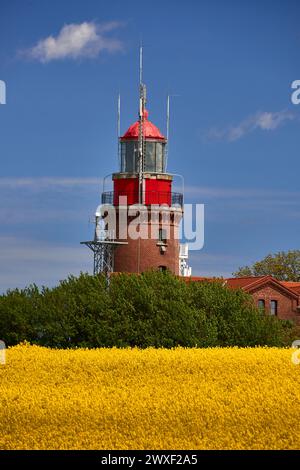 Phare Buk près de Bastdorf dans le champ jaune Banque D'Images