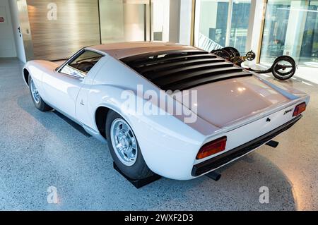 Varano de' Melegari, Italie (25 mars 2024) - Une voiture Lamborghini Miura blanche (1966) dans la galerie d'exposition de l'Académie de Dallara Banque D'Images