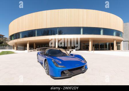 Varano de' Melegari, Italie (25 mars 2024) - le bâtiment de l'Académie de Dallara (2018, architecte Alfonso Femia) avec une Dallara Stradale bleue Banque D'Images