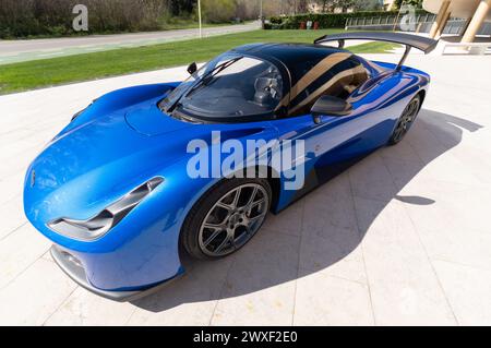 Varano de' Melegari, Italie (25 mars 2024) - Une voiture bleue Dallara Stradale (2017) garée à l'extérieur du bâtiment de l'Académie de Dallara Banque D'Images